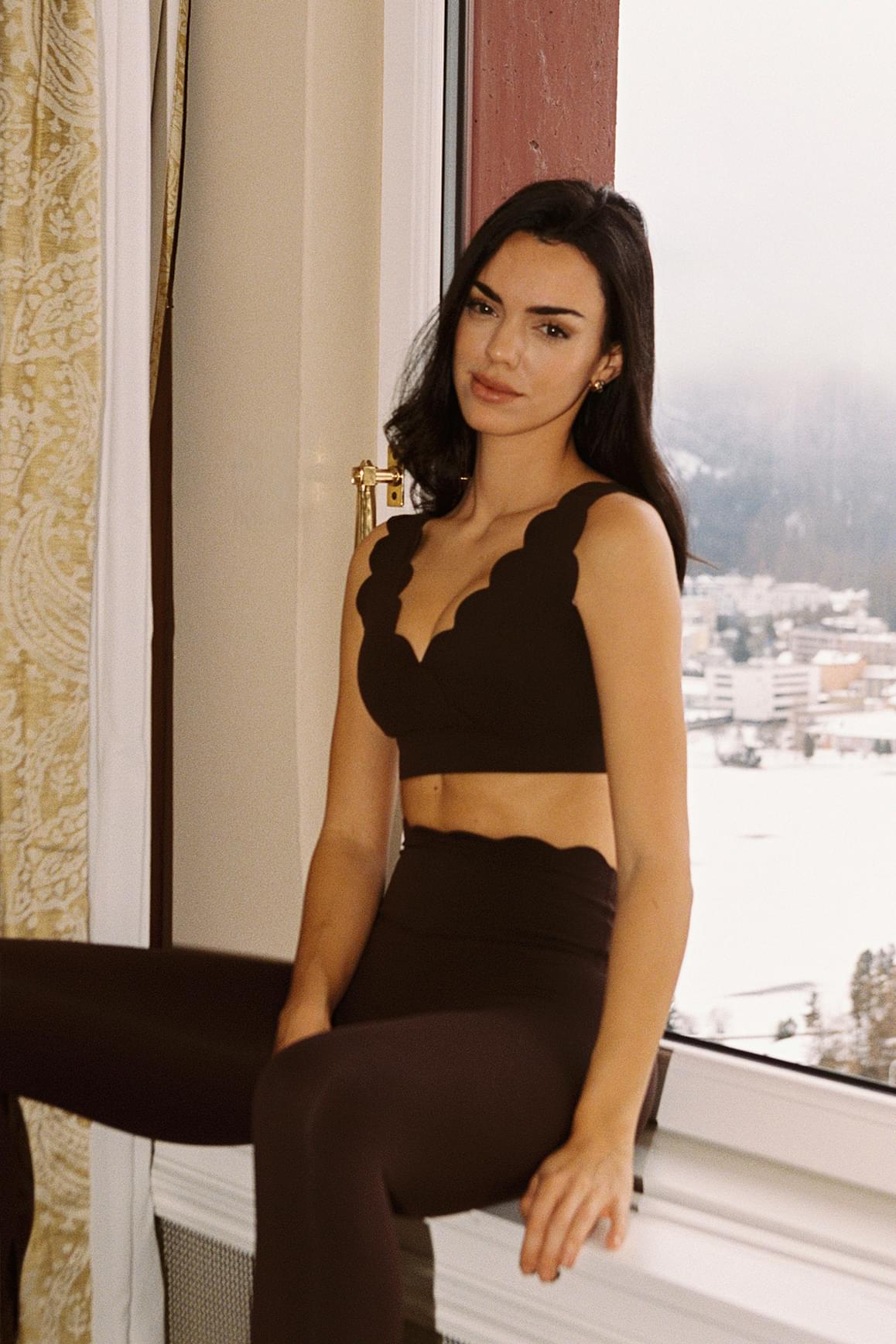 High-Waist Scallop Scrunch Legging